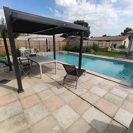 بيت للعطل 2 Maisons De 3 Et 2 Avec Grande Piscine Commune