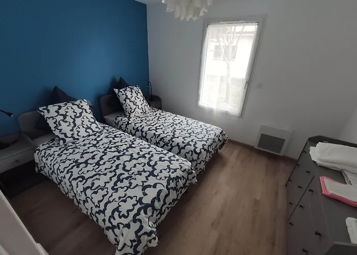 2 Maisons De 3 Et 2 Avec Grande Piscine Commune